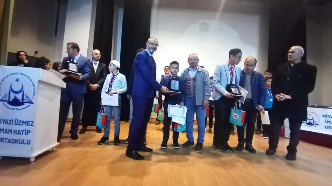 Okulumuz 7A sınıfı öğrencilerinden Yiğit Mezik, Turgutlu ilçesinde düzenlenen, Genç Sadalar Kur'an-ı Kerim'i Güzel Okuma Yarışmasında 2.lik elde etti!